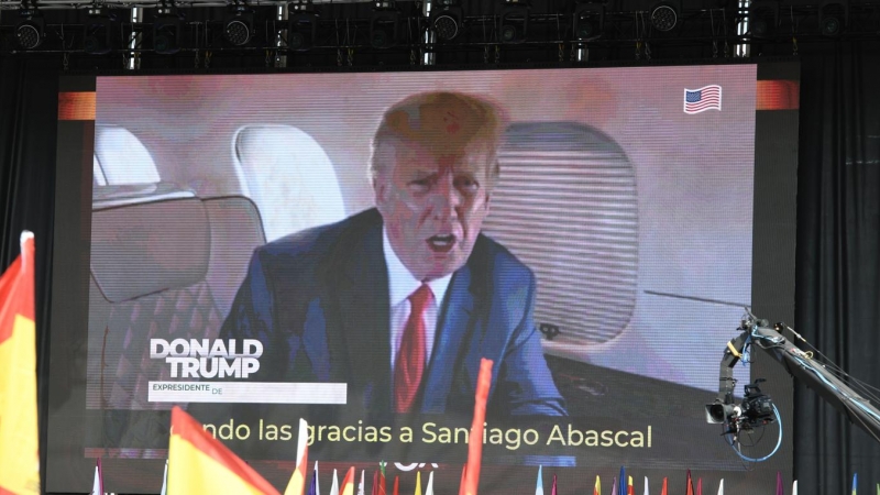 El expresidente estadounidense Donald Trump en un video durante el evento de Vox en el que se ha presentado 'España decide' con motivo de la fiesta del partido, Viva 22, en Madrid