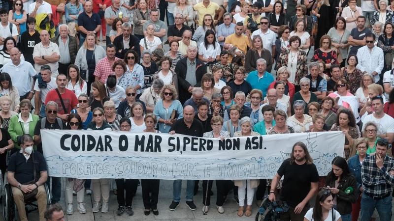 08/10/2022 Un grupo de personas protesta contra el veto a la pesca en la plaza del Concello de Ribeira, A Coruña