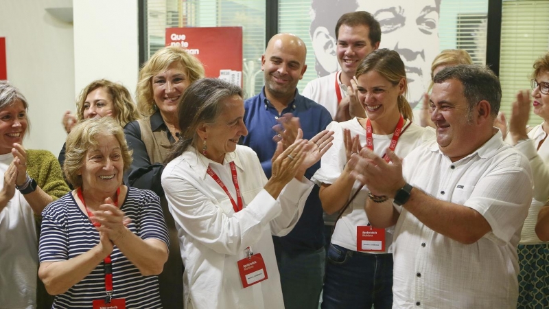 La portavoz socialista Marisol Garmendia (5i) aplaude tras ser elegida este domingo, imponiéndose al exalcalde Odón Elorza, como candidata socialista a la alcaldía de San Sebastián para las elecciones municipales de 2023.