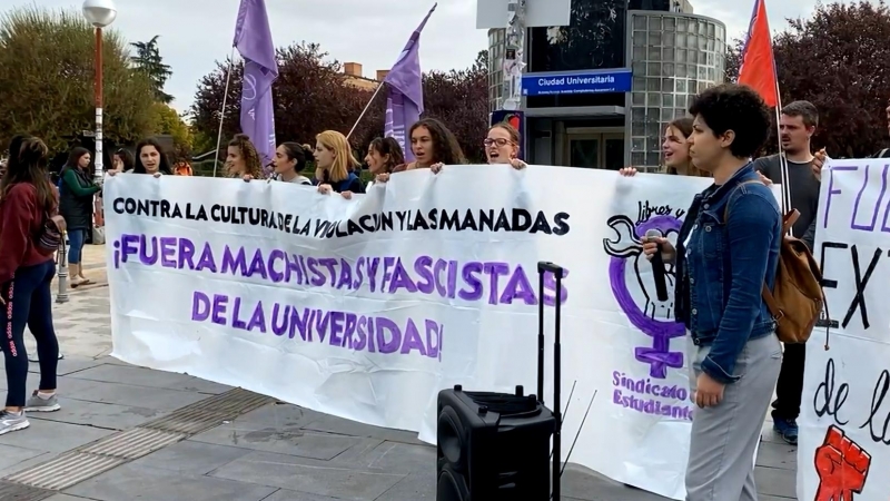 Un momento de la manifestación contra los gritos machistas de los residentes del Colegio Mayor Elías Ahúja.