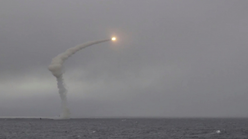 Captura de un vídeo difundido por el Ministerio de Defensa ruso en el que se dispara un misil de crucero antibuque en los ejercicios militares Umka-2022, en el Mar de Chukchi, el 16 de septiembre.