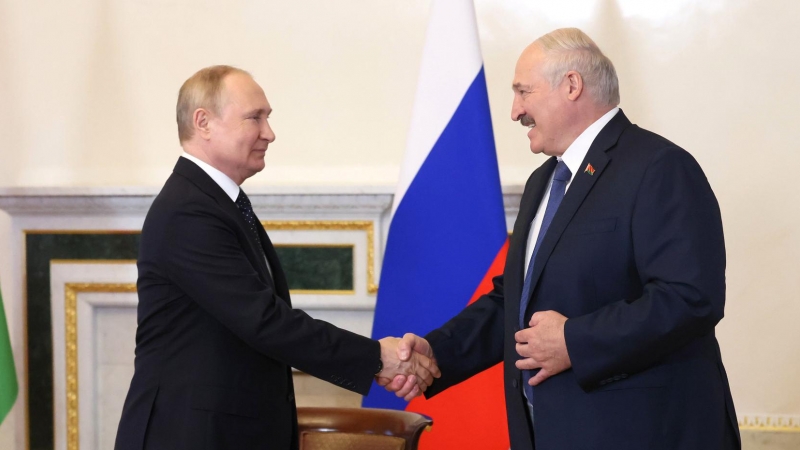 Vladímir Putin y Alexandr Lukashenko en una reunión el pasado mes de junio.