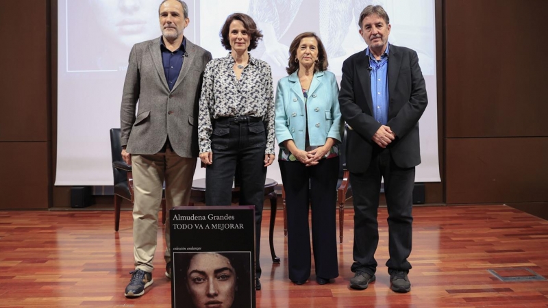 La directora de la Biblioteca Nacional, Ana Santos Aramburo (2d), junto al poeta Luis García Montero (d), el editor de Tusquets Juan Cerezo (i) y la actriz Aitana Sánchez Gijón (2i) durante la presentación de la novela póstuma de Almudena Grandes titulada