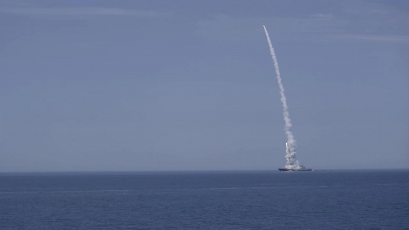 Una captura de un vídeo publicado por el Ministerio de Defensa de Rusia muestra un buque de guerra ruso disparando misiles durante un ataque a la infraestructura militar, de comunicaciones y energética de Ucrania, en un lugar desconocido.