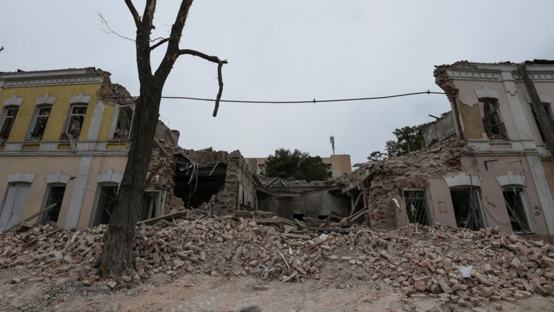 Un edificio destruido por un bombardeo ruso este lunes en la región de Dnipro, en el centro de Ucrania.