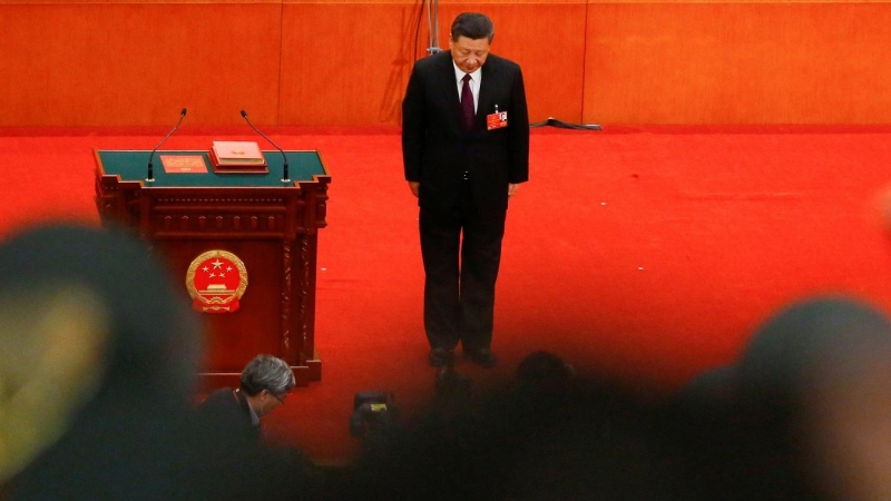 El presidente chino, Xi Jinping, hace una reverencia ante los delegados de la Asamblea Popular Nacional (APN) después de ser confirmado presidente para otro mandato, en el Gran Salón del Pueblo, en Pakín, en marzo de 2018. REUTERS/Thomas Peter