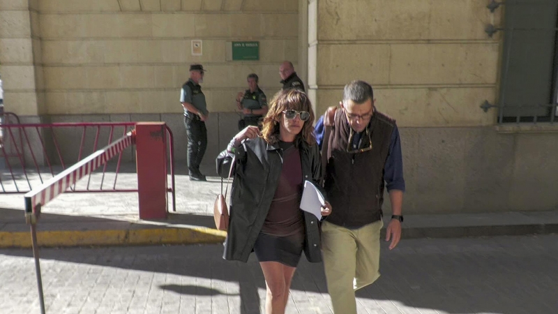 01/10/2022-La actriz sevillana María León saliendo el 1 de octubre del Juzgado de guardia de Sevilla para someterse a un juicio rápido tras ser detenida anoche tras agredir, presuntamente, a un agente que la conducía a jefatura para ser identificada, una
