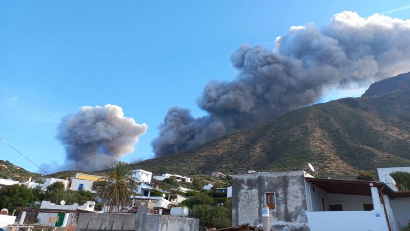 Una densa humareda es visible desde la aldea de Ginostra mientras el volcán Stromboli entra en erupción con un flujo de lava que cae desde el cráter norte y, atravesando la Sciara del fuoco, se acerca a la línea de costa, isla de Stromboli, sur de Italia,