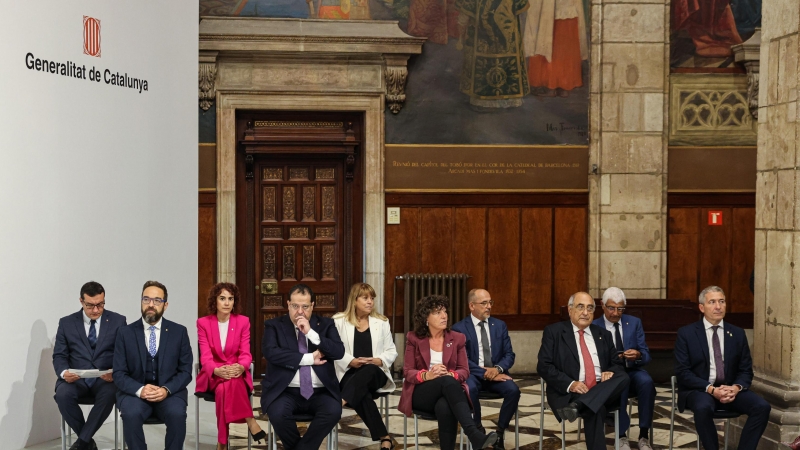 Els membres del Govern en la presa de possessió dels nous consellers després de la marxa de Junts de l'executiu.