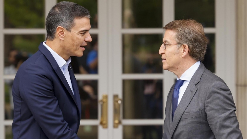 El presidente del Gobierno, Pedro Sánchez (i), recibe al líder del PP, Alberto Núñez Feijóo (d), antes de su reunión en La Moncloa, este lunes.