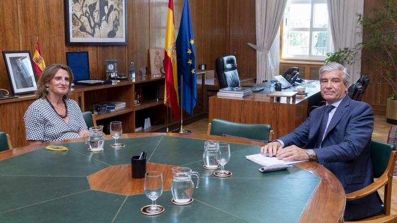 La vicepresidenta tercera y ministra para la Transición Ecológica, Teresa Ribera, con el presidente ejecutivo de Naturgy, Francisco Reynés, durante la ronda de reuniones con representantes del sector para diseñar el Plan de Contingencia de seguridad energ