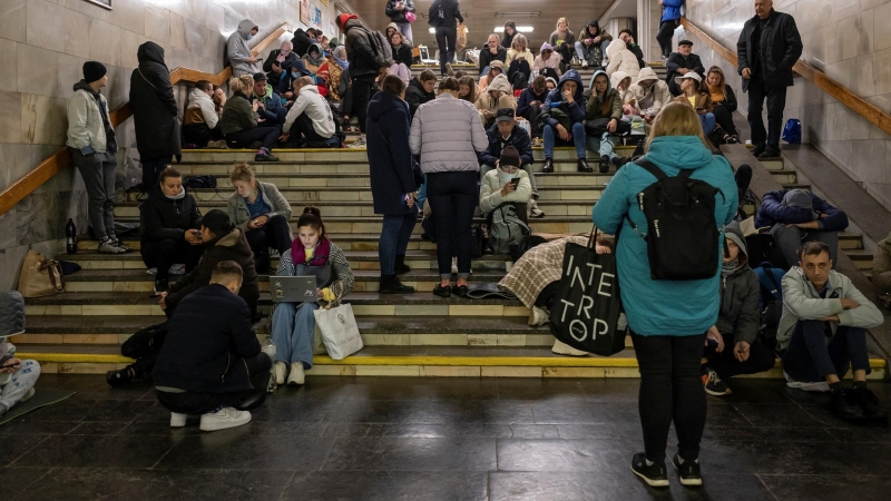 Ciudadanos se refugian en una estación de metro Kiev durante los bombardeos de los últimos días.