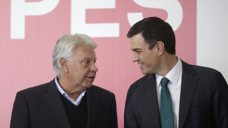 El expresidente del Gobierno, Felipe González, junto al actual líder del Ejecutivo y secretario general del PSOE, Pedro Sánchez, en una imagen de archivo.