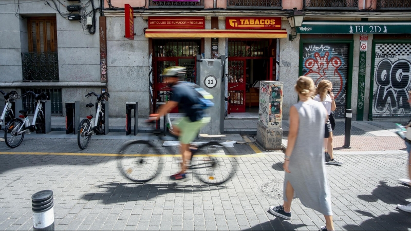 Varias personas pasean por una de las calles del barrio de Malasaña