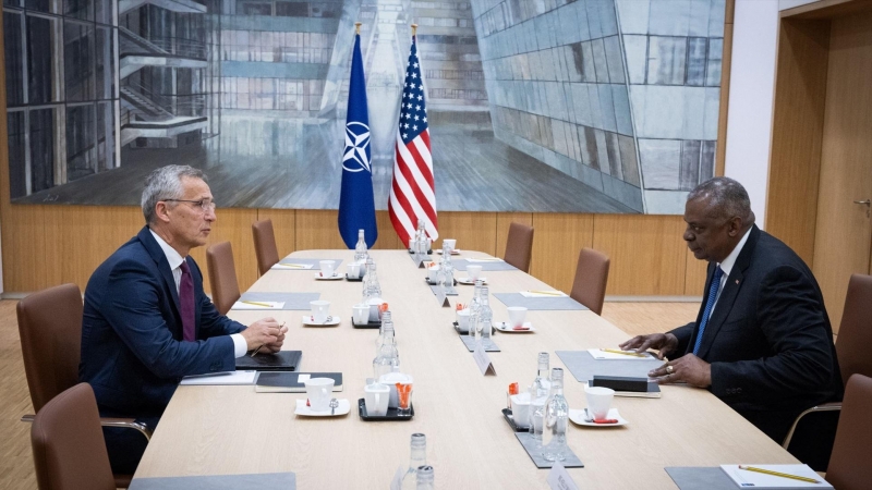 El Secretario General de la Organización del Tratado del Atlántico Norte (OTAN), Jens Stoltenberg (I), y el Secretario de Defensa de los Estados Unidos, Lloyd Austin (D)