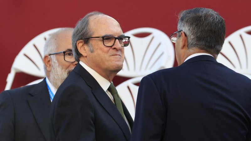 El Defensor del Pueblo Ángel Gabilondo (c) aguarda el inicio del desfile del Día de la Fiesta Nacional, este miércoles, en Madrid.