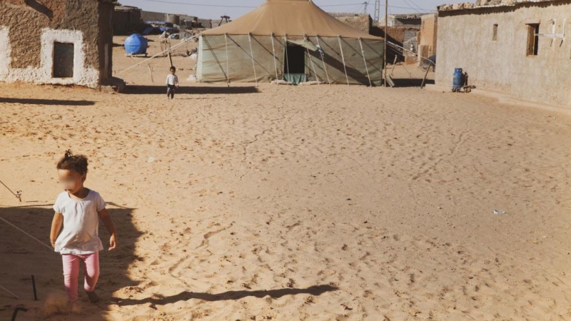 Una niña camina por los campamentos de refugiados saharuis, en Tinduf (Argelia). — MARTA GONZÁLEZ