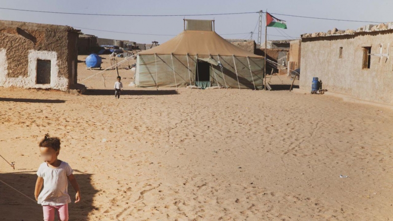 Una niña camina por los campamentos de refugiados saharuis, en Tinduf (Argelia). — MARTA GONZÁLEZ