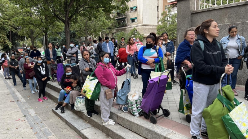 Las colas del hambre en Madrid se extienden a raíz de la subida de precios.