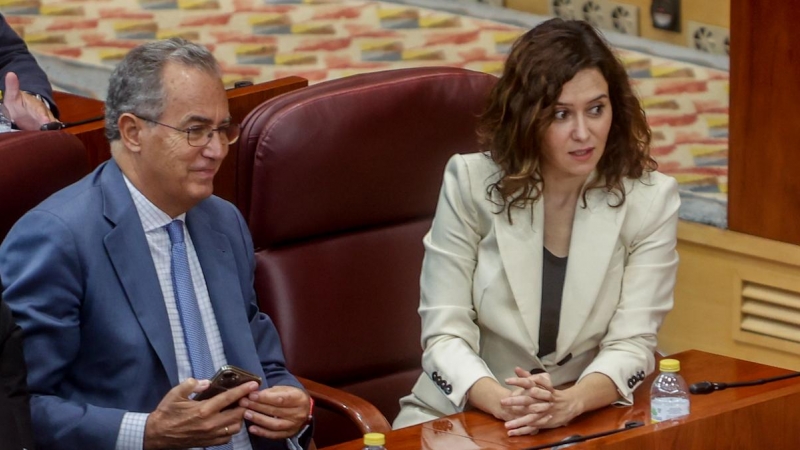 El vicepresidente de la Comunidad de Madrid, Enrique Ossorio, y la presidenta, Isabel Díaz Ayuso, durante una sesión plenaria en la Asamblea de Madrid, a 13 de octubre de 2022, en Madrid.