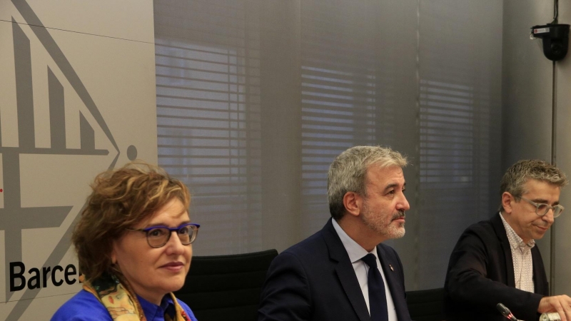 La regidora d'Hisenda de Barcelona, Montserrat Ballarín; el primer tinent d'alcaldia d'Economia, Jaume Collboni, i el regidor de Pressupostos, Jordi Martí, en una roda de premsa al consistori.