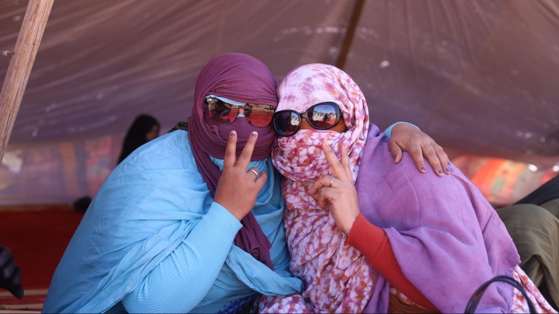 Un poco de sol y un poco de timidez. Las mujeres saharauis, de primeras, son vergonzosas y no quieren aparecer directamente en cámara. Usan la melfa para taparse y que apenas quede a la vista algún resquicio de sus caras.