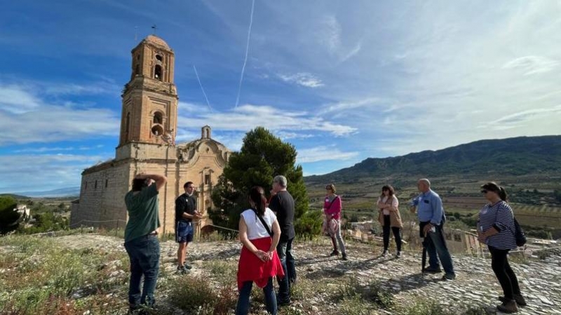 Un grup de persones visitant el Poble Vell de Corbera d'Ebre