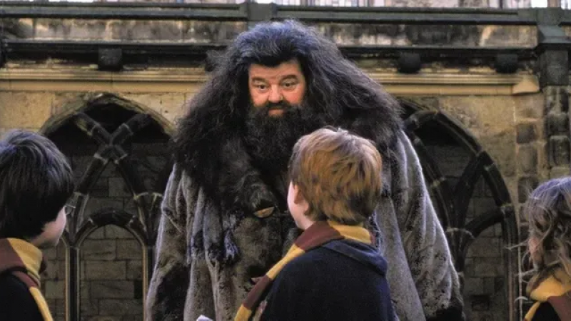 Robbie Coltrane interpretando a Hagrid
