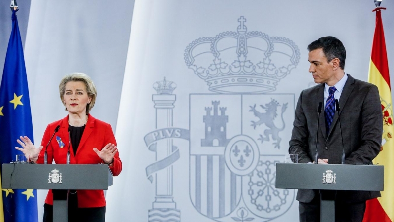 La presidenta de la Comisión Europea, Ursula von der Leyen, y el jefe del Gobierno, Pedro Sánchez, en rueda de prensa tras su reunión en el Palacio de la Moncloa, el pasado mes de marzo. E.P./Ricardo Rubio