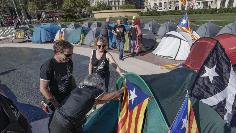15/10/2022 - Una imatge de l'acampada de l'ANC a la plaça Catalunya de Barcelona per denunciar la 'justícia espanyola'.