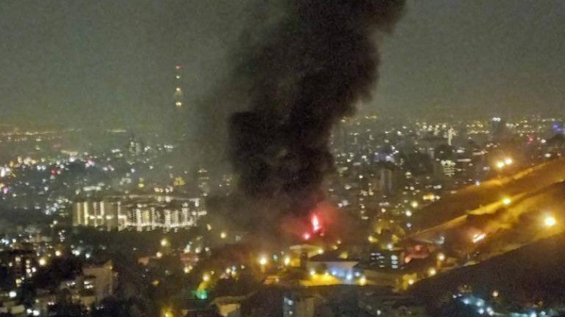 Una imagen difundida en Twitter muestra una columna de humo saliendo supuestamente de la prisión de Evin, en Teherán, la capital iraní.