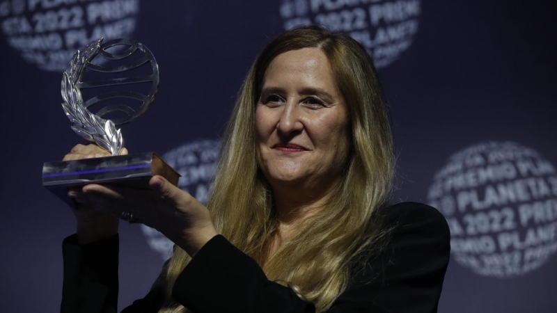15/10/2022 La escritora Luz Gabás recibe el 71º Premio Planeta con la novela histórica 'Lejos de Luisiana' durante la gala celebrada en Barcelona