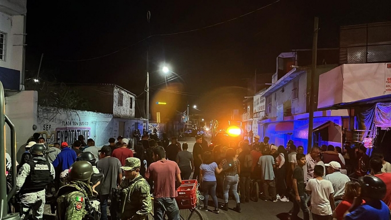 Miembros de la Guardia Nacional y del Ejército Mexicano acordonan hoy la zona donde fueron asesinadas once personas en la ciudad de Irapuato, estado de Guanajuato (México).