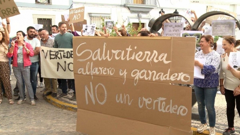 Vecinos de Salvatierra de los Barros protestan contra la posible aprobación en el municipio del mayor vertedero de residuos peligrosos de España.