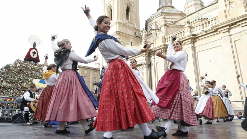 Más de doscientos joteros han unido sus voces para “abrazar” a la Virgen del Pilar.