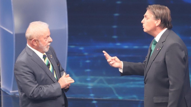 El candidato del Partido de los Trabajadores, Lula da Silva y el actual presidente brasileño, Jair Bolsonaro, durante el debate electoral en San Pablo (Brasil), a 16 de octubre de 2022.