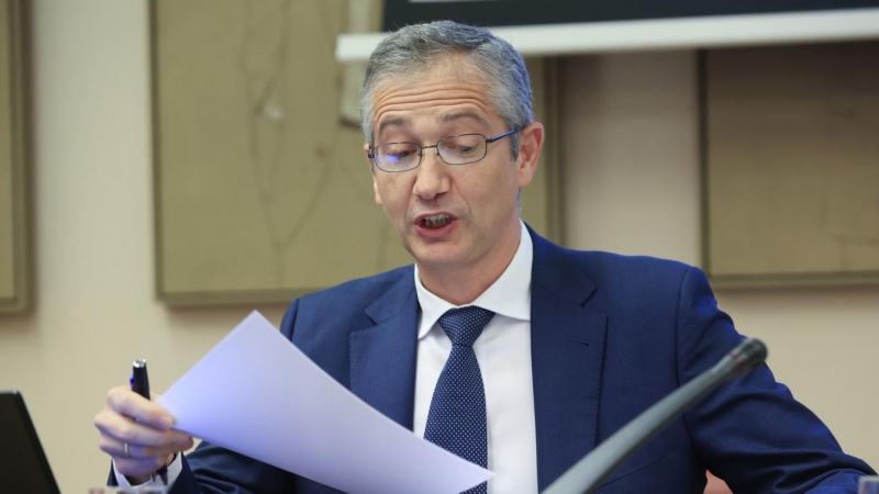 El gobernador del Banco de España, Pablo Hernández de Cos, durante su comparecencia en  la Comisión de Presupuestos del Congreso para evaluar las grandes cifras de las cuentas del Estado para 2013. EFE/ Zipi Aragon