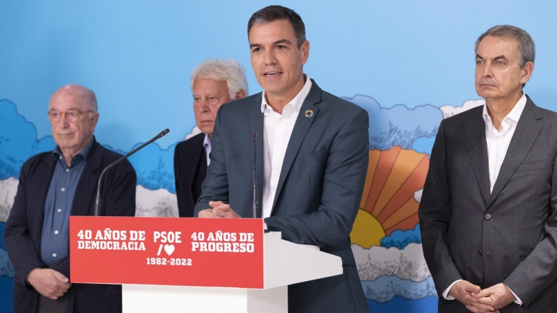 Joaquín Almunia, Felipe González, Pedro Sánchez y José Luis Rodríguez Zapatero, en el 40º aniversario de la primera victoria electoral del PSOE.