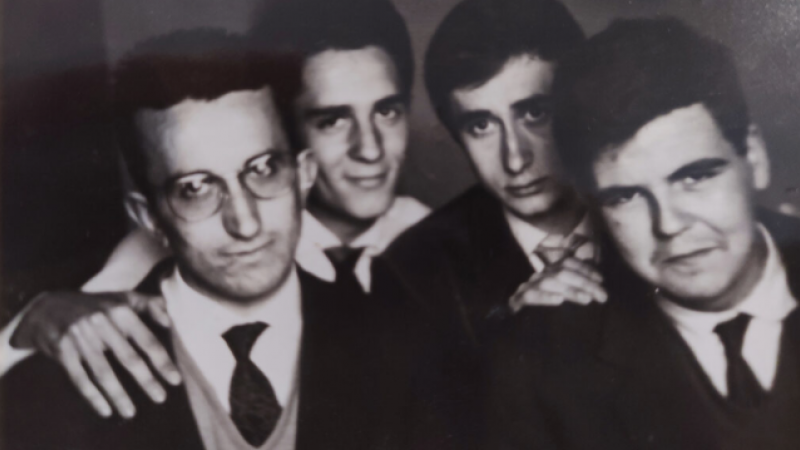 En la Facultad de Filosofía y Letras de la USC (curso 1962-1963) con Xosé Carlos Ruíz Silva y José Torregrosa (archivo Francisco Rodríguez).