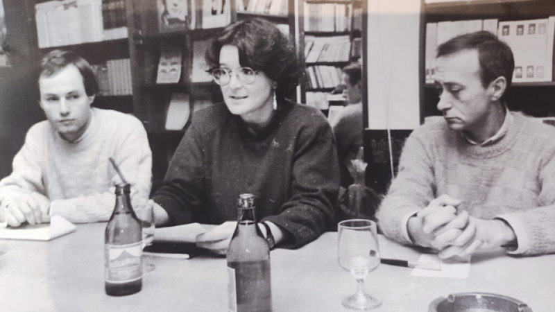 Alberte Ansede, Pilar Pallarés y Francisco Rodríguez en la librería Couceiro de A Coruña en 1990.