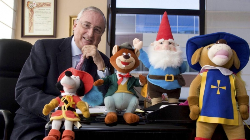 Claudio Biern Boyd junto a peluches de algunos de sus personajes más emblemáticos.