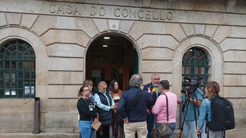 El secretario provincial de la CIG en Ourense, Anxo Perez Carballo, este lunes atendiendo a los medios frente al Ayuntamiento de O Carballiño.