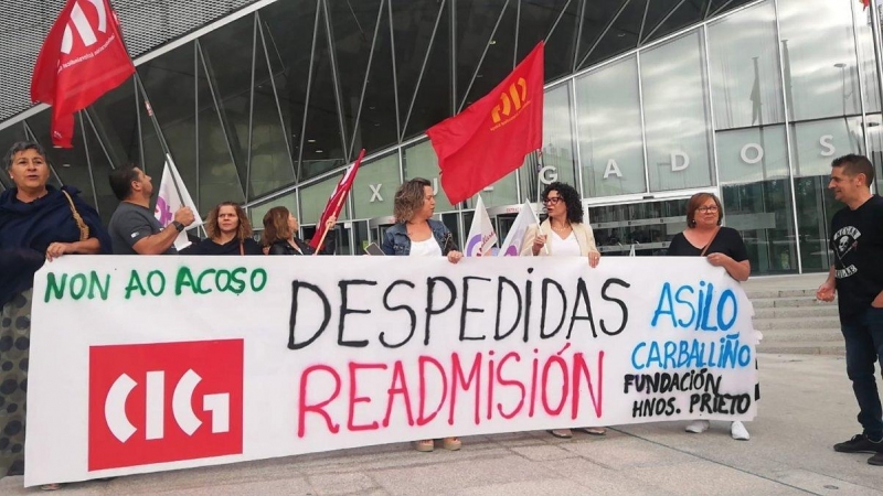 Protesta de las trabajadoras de la residencia ante los juzgados de Ourense.