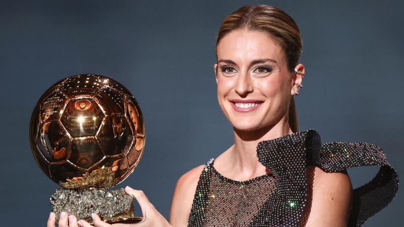 Alexia Putellas del FC Barcelona recibe el Trofeo Balón de Oro femenino durante la ceremonia del Balón de Oro en París, Francia, el 17 de octubre de 2022.