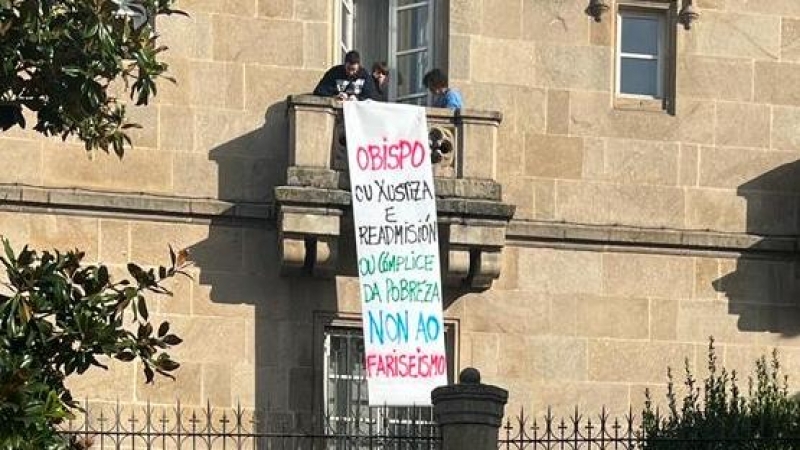 18/10/22 Sindicalistas cuelgan una pancarta de un balcón del obispado, mientras varias trabajadoras de la residencia se manifiestan frente al edificio.