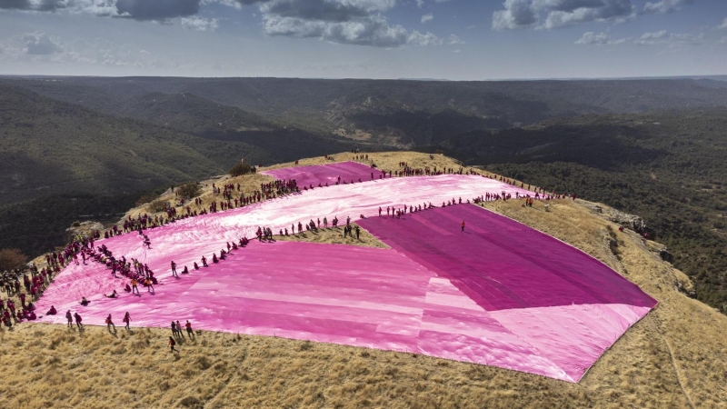 Lazo rosa de 25 metros por 275 metros desplegado por mas de 540 voluntarios en la montaña gemelar de las Tetas de Viana (Guadalajara) para concienciar en la lucha contra el cáncer, a 8 de octubre de 2022.