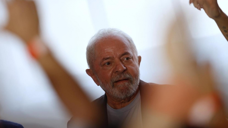 El expresidente de Brasil y candidato a la presidencia, Luiz Inácio Lula da Silva, participa en un acto donde recibió a la imagen la imagen de Nuestra Señora de Aparecida del fraile David