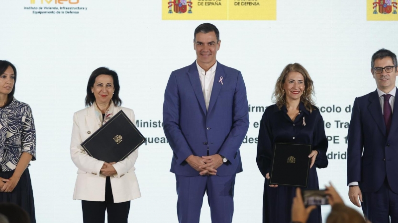 El presidente del Gobierno Pedro Sánchez (c), junto a la ministra de Defensa Margarita Robles (2i), la ministra de Transportes, Movilidad y Agenda Urbana Raquel Sánchez Jiménez (2d), el ministro de Presidencia Félix Bolaños (d) y la delegada del Gobierno