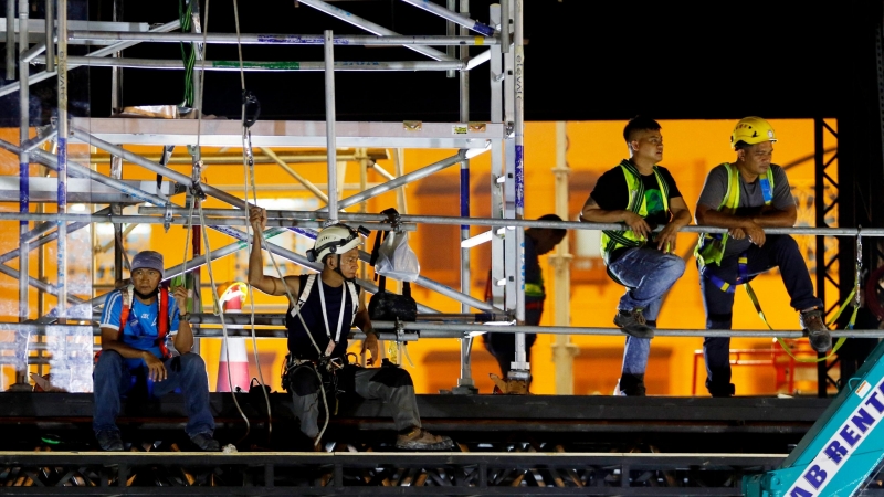 Trabajadores permanecen en una de las obras del Mundial de Catar.