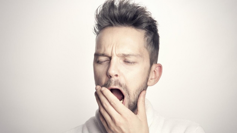 Un hombre bostezando, en una imagen de archivo